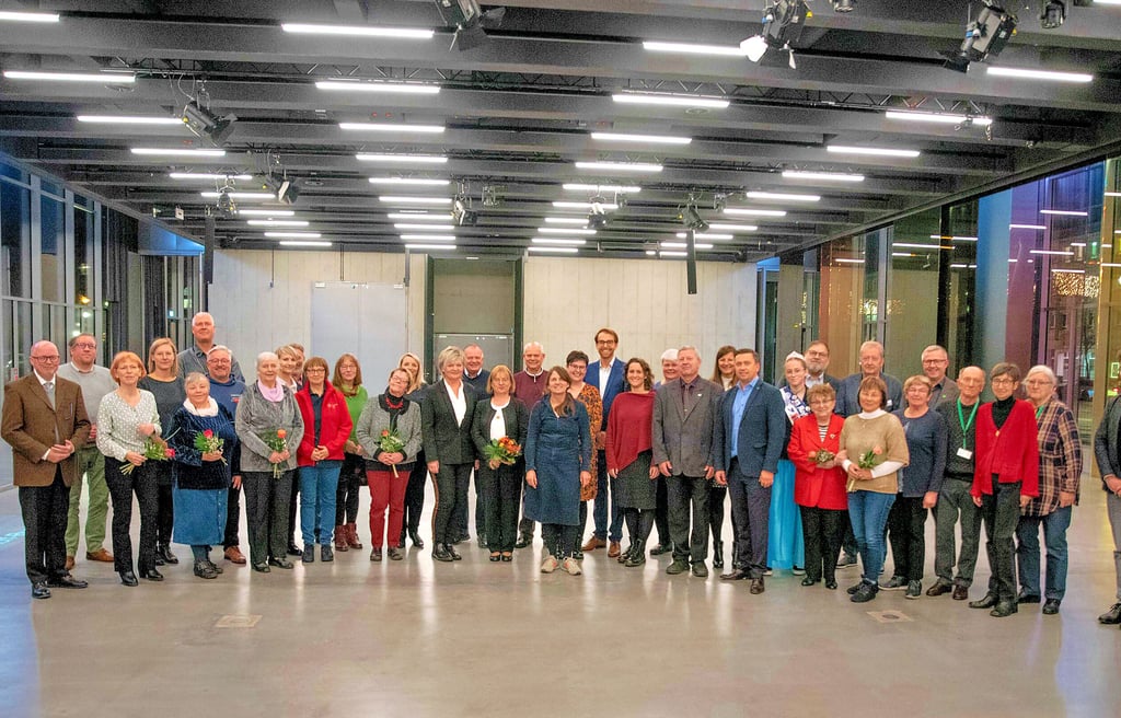 Alle ins Bauhaus-Museum Eingeladenen haben sich für ein Erinnerungsfoto aufgestellt.