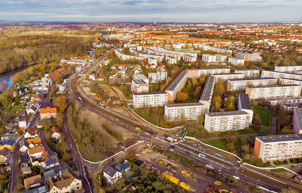 Die bisherige enge S-Kurve (Bildmitte) der Gleistrasse am Südstadtring wurde durch einen Bogen ersetzt – unter anderem aus Lärmschutzgründen.