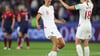 Jill Scott (l) feiert mit der Ellen White ein Tor das englische Nationalteam der Frauen.
