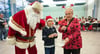 Wichtel Clemens und Heidemarie Ehlert  assistieren dem Weihnachtsmann bei der  Ziehung der Lose der Kinder. 