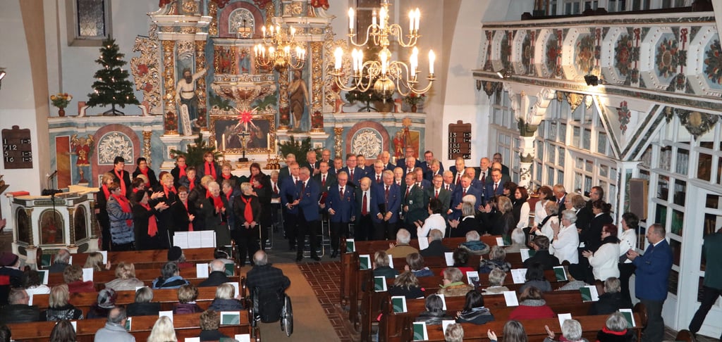Am Ende des Konzertes standen alle Sänger vor dem Altar. Das Publikum bedankte sich für die vorweihnachtliche Stunde.