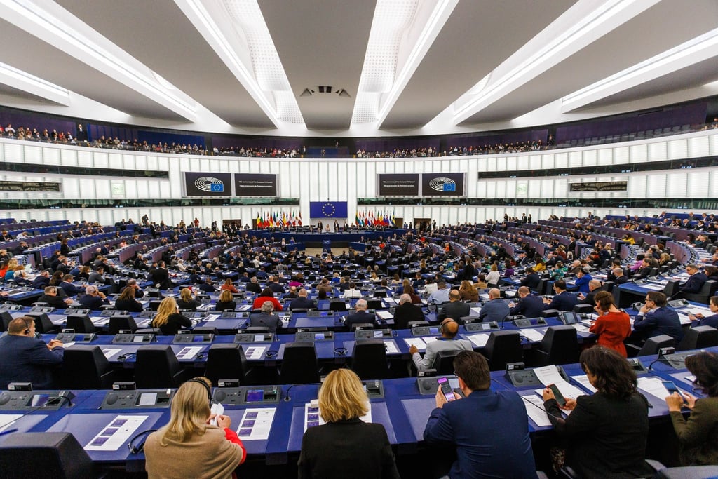 Das Europäische Parlament äußert scharfe Kritik am Fußball-Weltverband FIFA.