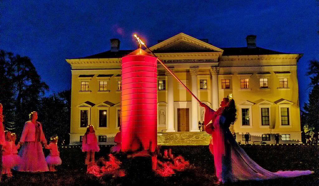 Vor dem Schloss Wörlitz auf der Wiese ist von der  Winterfee und den Lichtelfen die  Adventskerze entzündet worden.