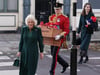 Königsgemahlin Camilla (l) bringt Paddington-Plüschtiere in die Barnardo's-Kindertagesstätte in London.