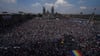 Menschen versammeln sich auf dem Zócalo in Mexiko-Stadt, um dem mexikanischen Präsidenten López Obrador zuzuhören.