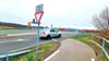 Kurz hinter dem Ortsausgang Wernigerode kreuzt der Radweg entlang der L 82 den Zubringer für die Autobahn. Für Rechtsabbieger gibt es ein Warnschild, für Linksabbieger nicht.