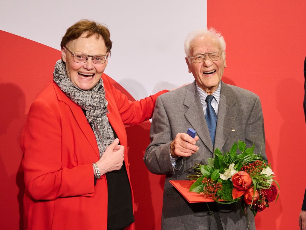 Rolf Rührmund steht mit Sylvia Lehmann, Bundestagsabgeordnete auf der Bühne beim Landesparteitag.