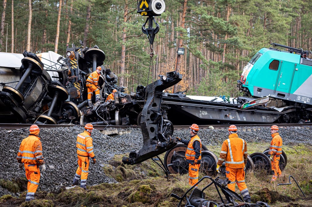 Mitarbeiter der Deutschen Bahn arbeiten an der Einsatzstelle.