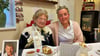 Zusammen mit ihrer Enkelin Doreen Springer feiert Monika Trepke ihren 100. Geburtstag in der Tagespflege „Am Tiergarten“. Schlagerstar Semino Rossi darf dabei nicht fehlen.