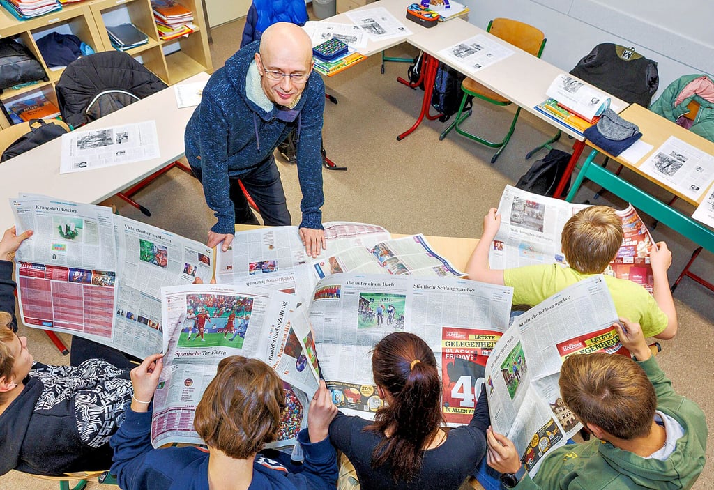 Schüler der Klasse 8.1 nehmen am MZ Projekt teil und bekommen vier Wochen kostenlos die Zeitung. Klassenleiter Ulf Rosenkranz bei der Zeitungsschau mit seinen Schülern.
