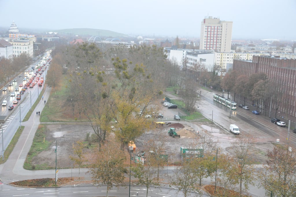 Blick über die Ostseite des Universitätäsplatzes.