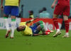 Brasilien-Stürmer Neymar liegt nach einem Foul verletzt am Boden.
