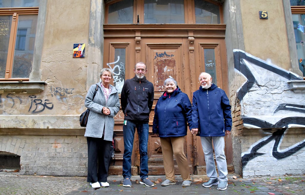Conny und Peter Reiche sowie Rosi und Achim Zorn (v.l.) vor der Uhlandstraße 5. Dort waren die zwei Paare zu DDR-Zeiten viele Jahre Nachbarn.