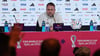 Bundestrainer Hansi Flick sitzt während der Pressekonferenz zum Spiel gegen Spanien allein vor Journalisten.