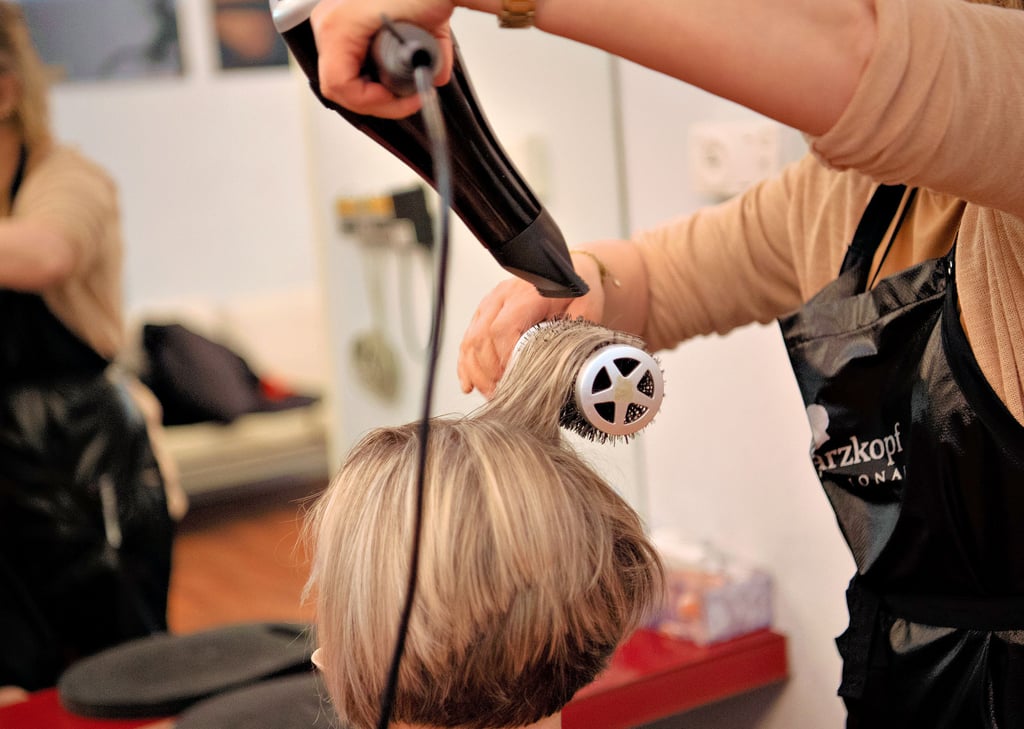 Eine Friseurin föhnt einer Kundin die Haare in einem Friseursalon. Energiekosten sind in einem Friseurbetrieb kaum einzusparen. Diese Branche hat mit den Folgen der Energiekrise zu kämpfen. Und das nach den Schwierigkeiten, die bereits die Corona-Pandemie mit sich brachte.