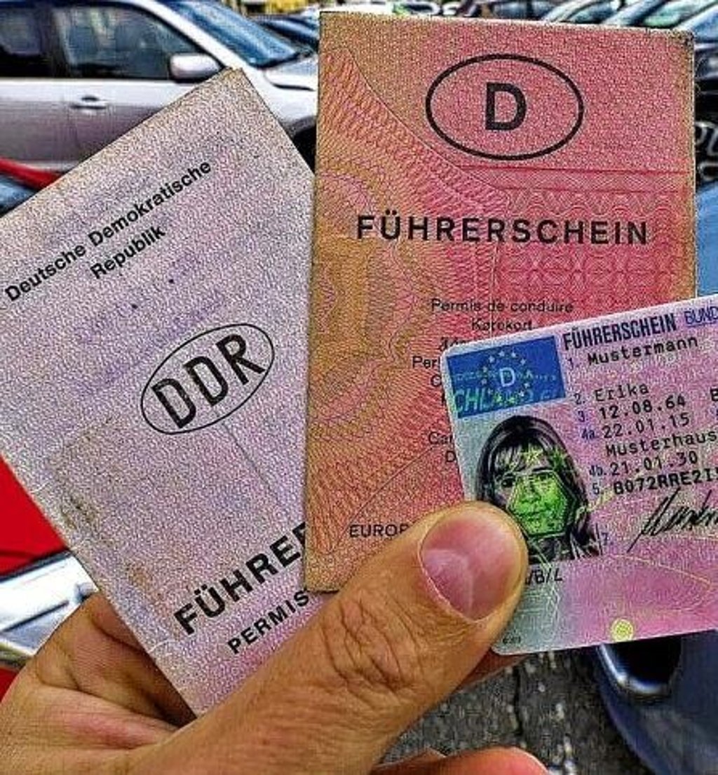 Symbolfoto - Die Papierführerscheine verlieren ihre Gültigkeit.