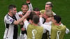 Teamkollegen bejubeln Deutschlands Niclas Füllkrug nach dem Treffer zum 1:1 gegen Spanien.