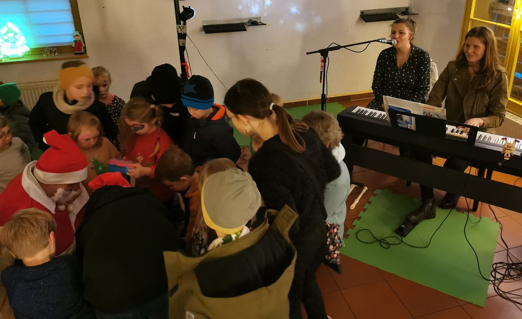 Auch der Weihnachtsmann schaute beim Kinder-Advent im Eskadron vorbei.