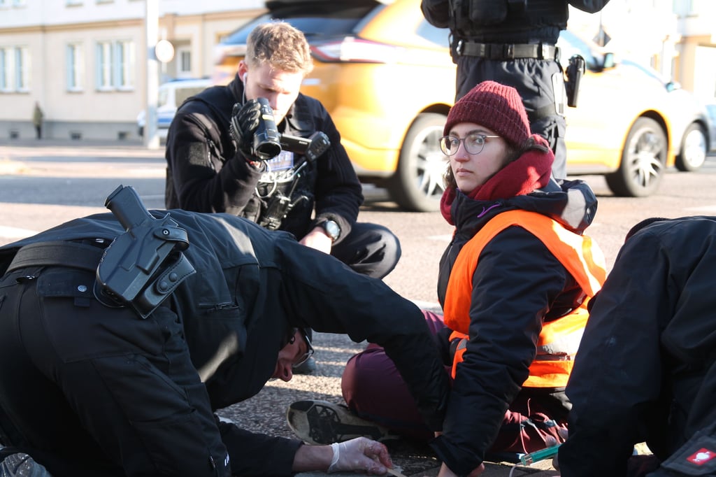 Straßenblockaden bundesweit: Pia Osman aus Bitterfeld ist bei der „Letzten Generation“ aktiv, wurde nach einer Aktion in Magdeburg in Polizeigewahrsam genommen.