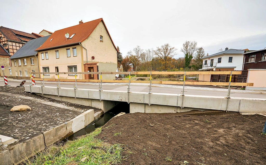 HEin provisorische Geländer ziert die Brücke über die Sarre in der Roßstraße. Noch vor Weihnachten soll das echte Geländer angebaut werden.