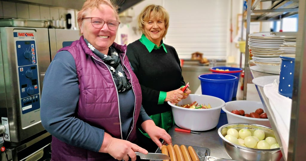 Rezeptvorschlag aus der Wärmeküche in Halberstadt von Maria Oppermann (rechts) und Antje Schmidt: Kartoffelsuppe mit Kassler. Werktags essen durchschnittlich 30 Personen mittags in der karitativen Einrichtung am Franziskanerkloster.
