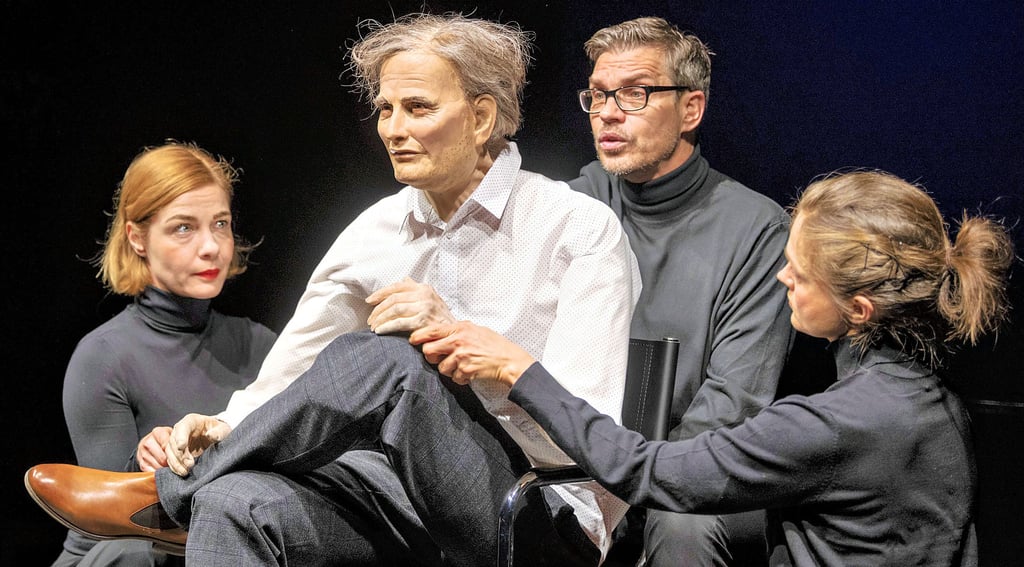 Hans ohne Glück: Hans Benedek, vormals Star-Feuilletonist des Blattes „Die Zeitung“. Sein Motto: „Bis zur Rente schaffe ich noch.“ Links: Claudia Luise Bose, hinten Mitte: Nils Dreschke, rechts: Louise Nowitzki