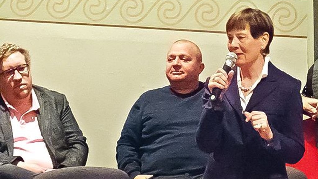 Die Ortsbürgermeisterin Erika Miertsch setzt sich sehr für das Projekt ein, hier auf der Informationsveranstaltung im Eichenkranz.