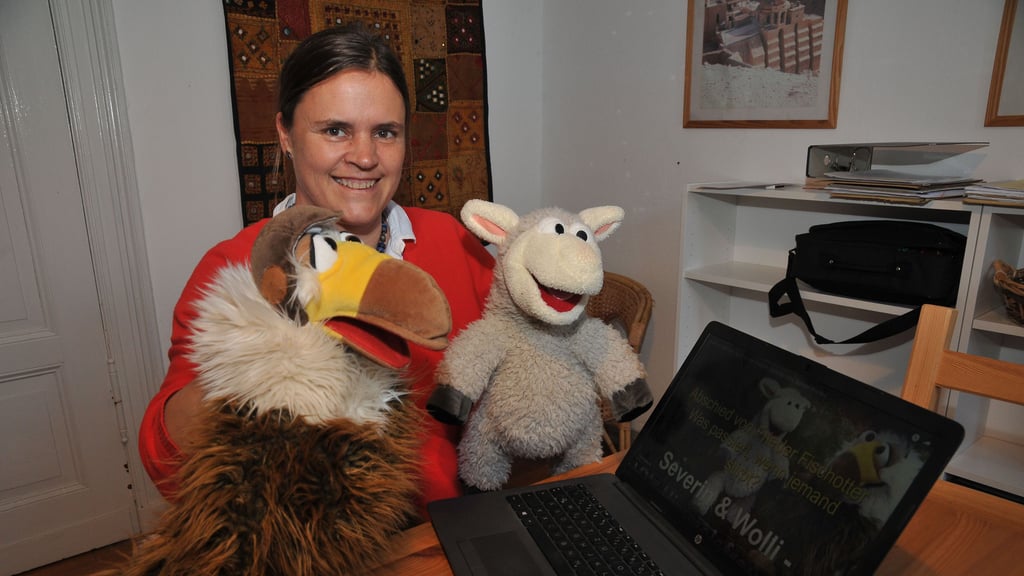 Pfarrerin Mareike Blischke und die Figuren Severin und Wolli.