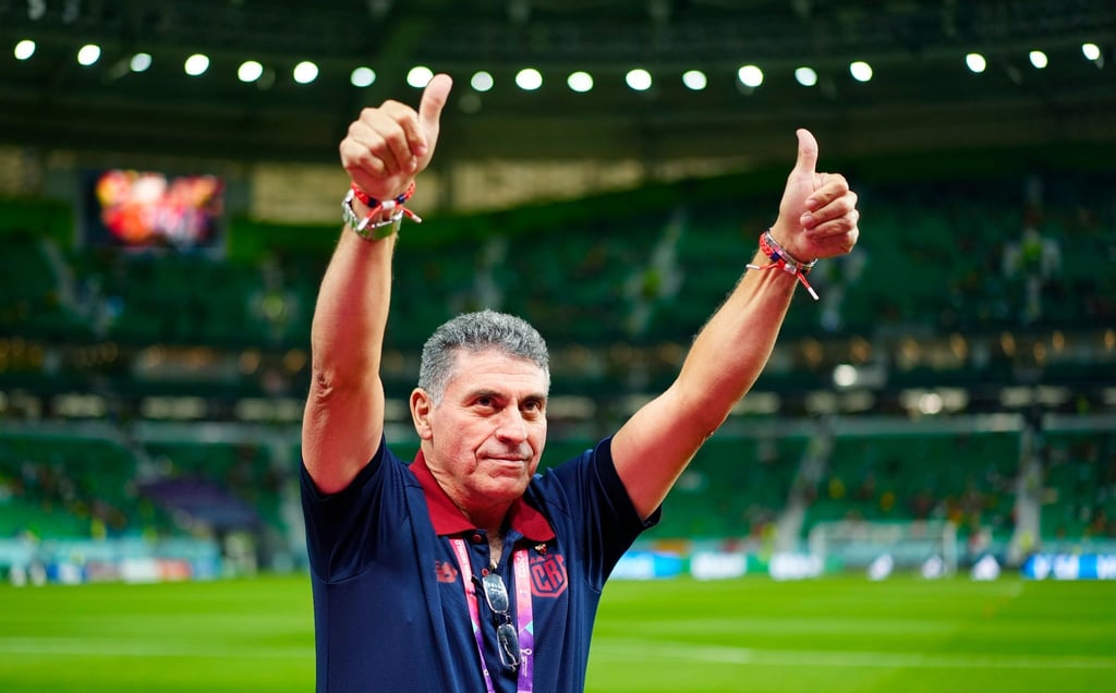Costa Ricas Trainer Luis Fernando Suárez demonstriert Optimismus - vor dem Spiel gegen Spanien.