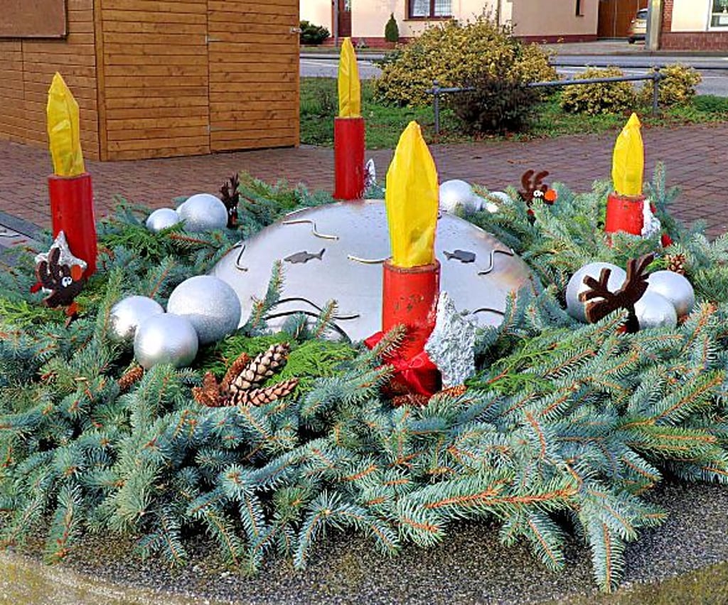 Der Adventskranz auf dem Markt in Elster.