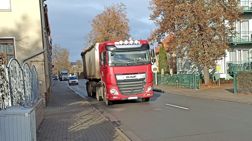 Gerade während der Rübenkampagne ist der Schwerlastverkehr in der Bodestraße für die Anwohner oft unerträglich. Sie hoffen nun auf Maßnahmen, die Sicherheit bringen und die Lebensqualität verbessert.
