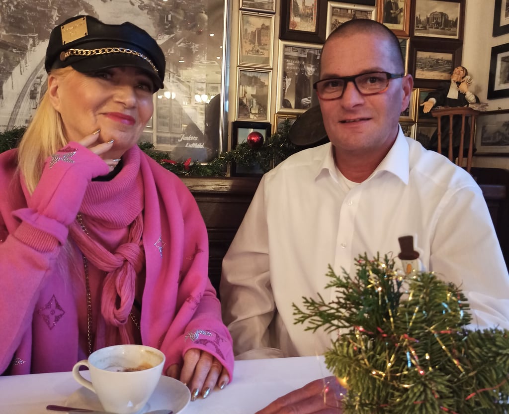 Margit Tietz und Mike Schumann freuen sich auf viele Besucher bei der nächsten Modenschau im Café Alt-Magdeburg.