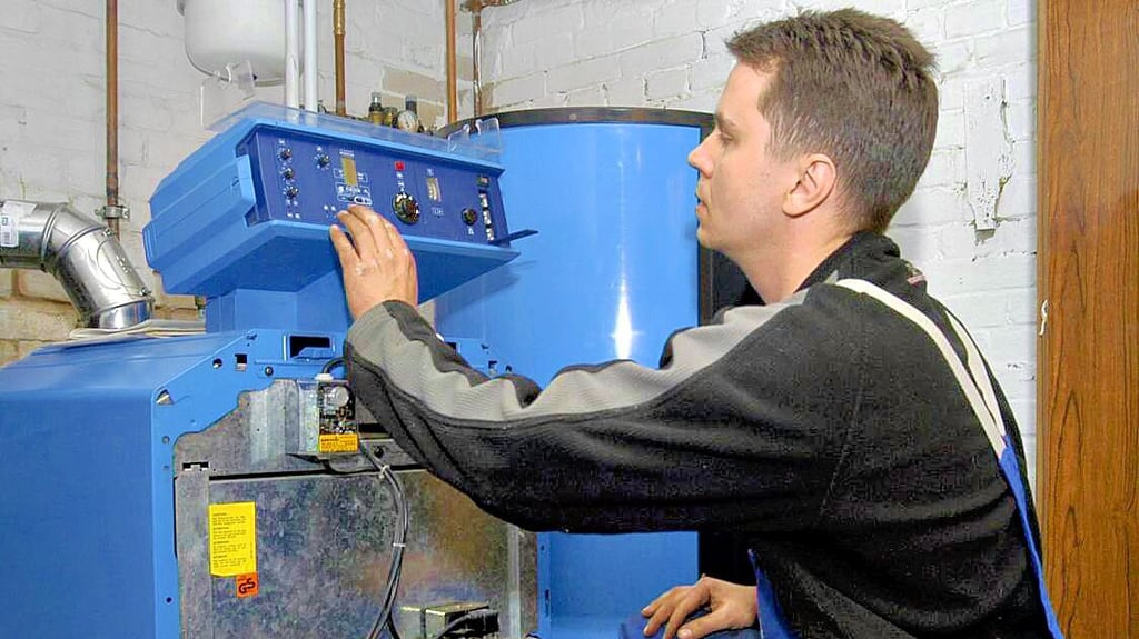 Ein Heizungstechniker bei der Wartung einer Gastherme. Ohne Handwerker wird die Energiewende nicht vorankommen.