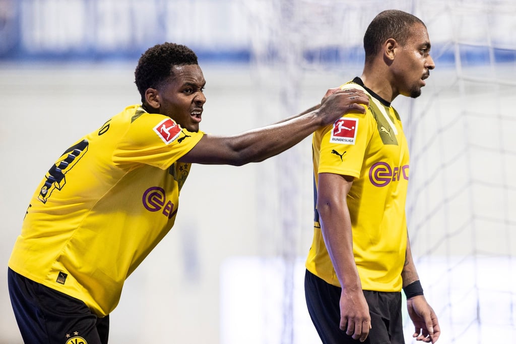 Donyell Malen (r) war der beste Borusse beim Test in Singapur.