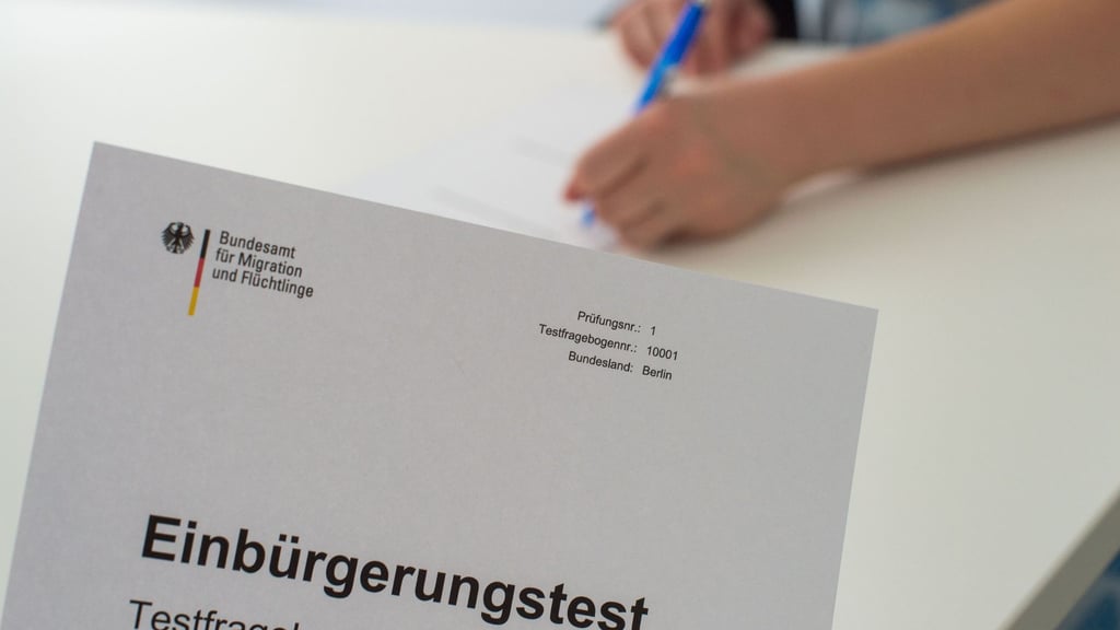 Der Einbürgerungstest gilt als bestanden wenn 17 aus 33 Fragen richtig beantwortet wurden.