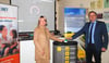 Apenburg-Winterfelds Bürgermeisterin Ninett Schneider und ZBA-Geschäftsführer Andreas Kluge gaben das symbolische Startsignal für die ersten 496 Breitband-Anschlüsse. Die Messung ergab eine Geschwindigkeit von 948 Megabit pro Sekunde.