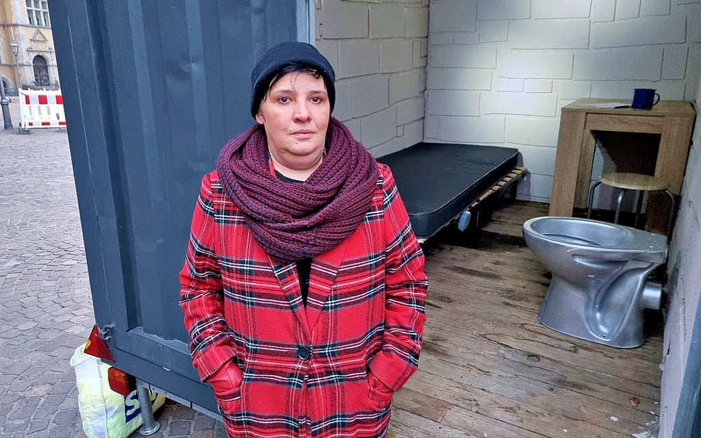 Manja McCade hat den Haftraum von Assange nachgestaltet.