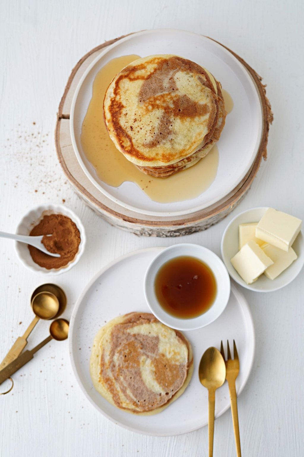 Die zweifarbigen Pancakes werden mit Ahornsirup und Butter serviert.