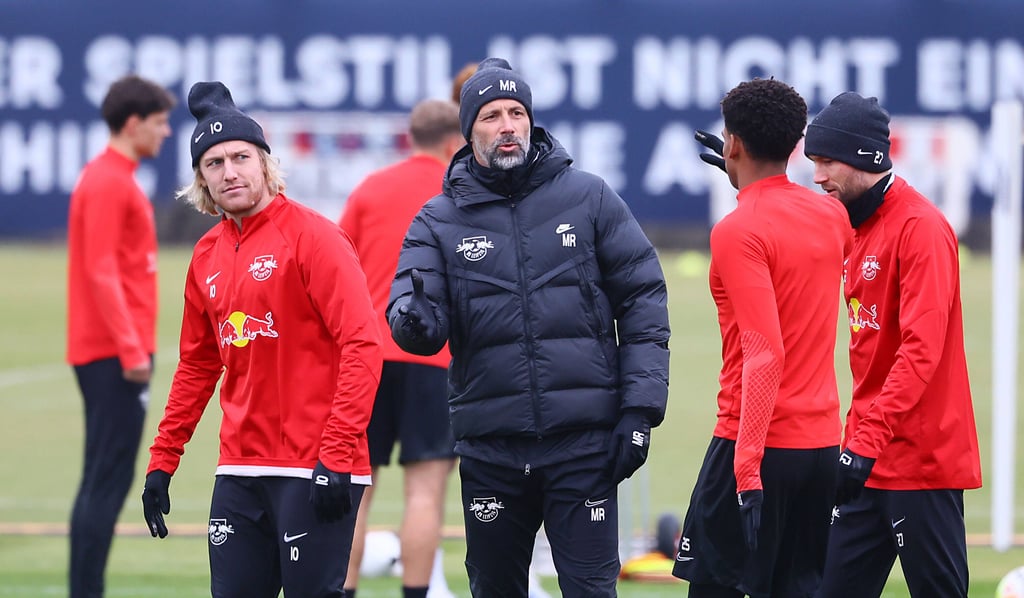 RB-Trainer Marco Rose mit seinem Trainingskader am Cottaweg.