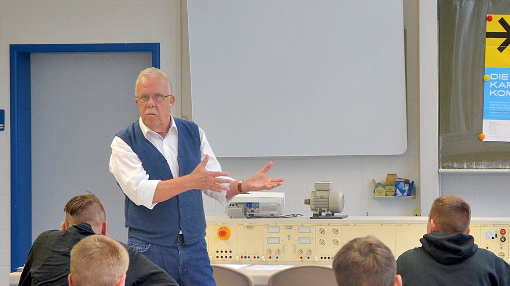 Klaus Scherbath hatte für Schüler der Berufsschule „Otto Allendorff“  in Schönebeck allerlei Tipps rund um den Führerscheinerwerb parat. Der eine oder andere Hinweis ist fast schon ein Geheimtipp. 