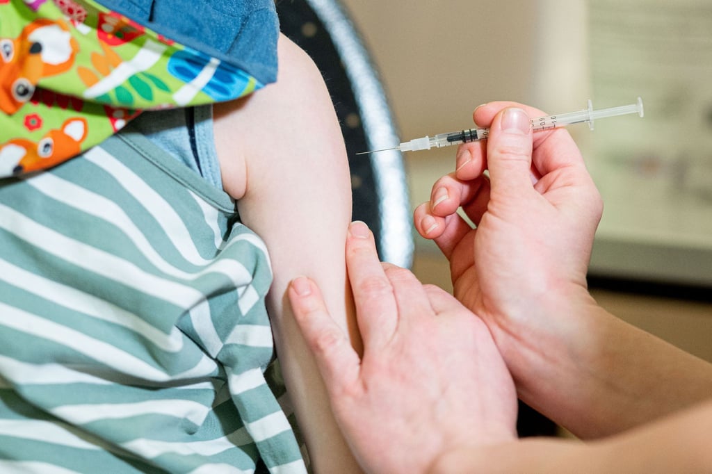 Ein kleines Mädchen wird in einem mobilen Impfzentrum für Kinder gegen das Coronavirus geimpft.