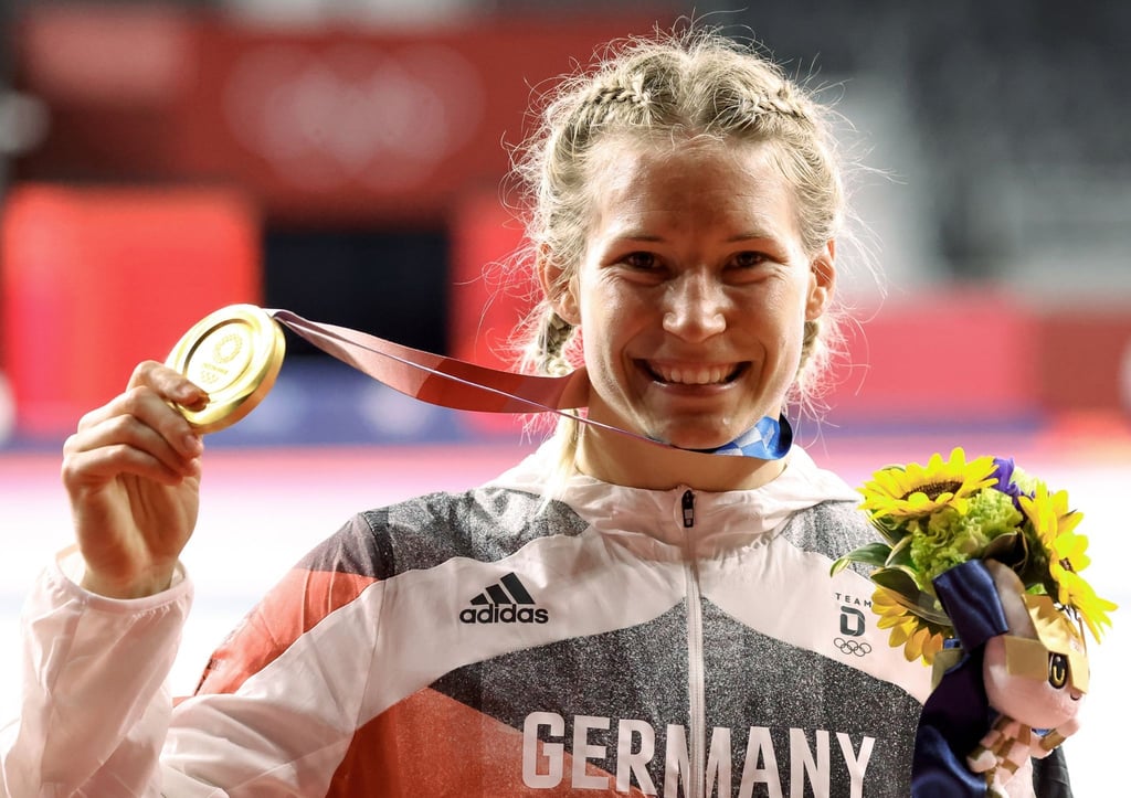 Aline Rotter-Focken zeigt nach der Siegerehrung ihre Goldmedaille.