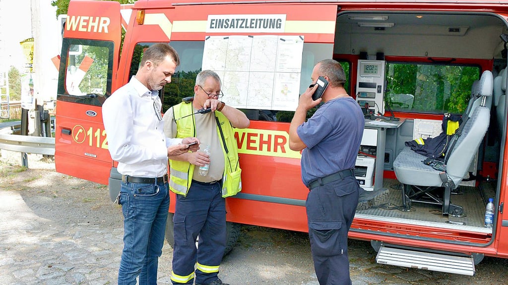 Michael Märten (Mitte) mit Stellvertreter Ralf Näbsch (rechts) und Verbandsgemeindebürgermeister Rüdiger Kloth bei seinem wohl größten Einsatz, als 2018 der Wald bei Seehausen brannte und Hunderte Feuerwehrleute koordiniert werden mussten.