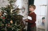 Während Kevin (Macaulay Culkin, l.) den Weihnachtsbaum schmückt, lauert Harry (Joe Pesci) auf eine Gelegenheit, das Haus auszurauben.