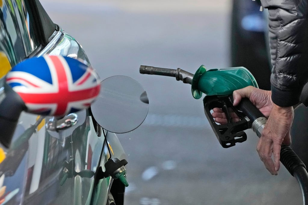 Ein Mann betankt ein Auto an einer Londoner Tankstelle. Die wirtschaftliche Lage ist im Land so mies wie lange nicht mehr.