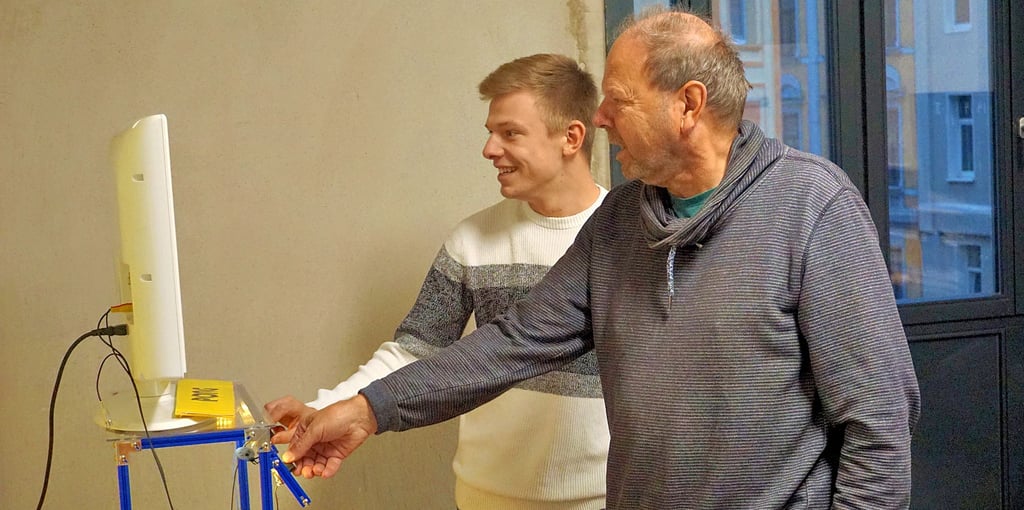 Man sieht ihnen das Spielfieber an: Wolfgang Nake und Eigenbaukombinat-Praktikant Daniel Mehrkens bei einer Runde „Pong“.