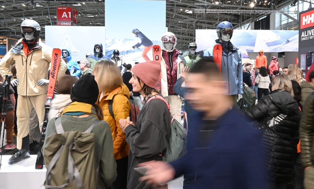 Besucher gehen in der Messe München zu Beginn der Sportartikelmesse Ispo durch die Messehallen.