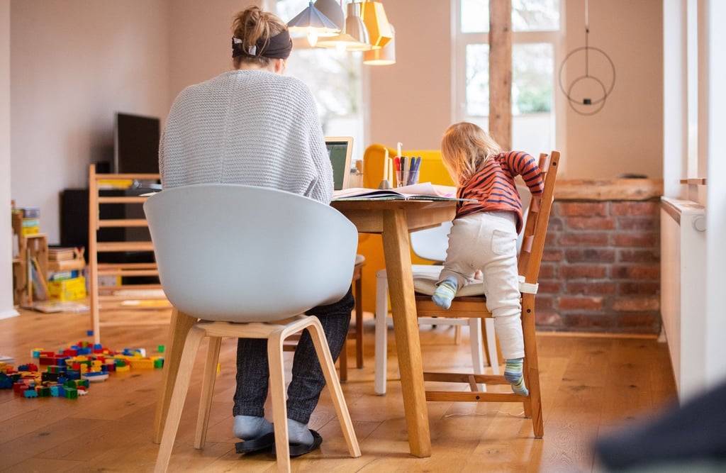 Das Arbeiten von zu Hause aus ist für viele inzwischen normal. Aber ohne eine Kinderbetreuung eine große Herausforderung.