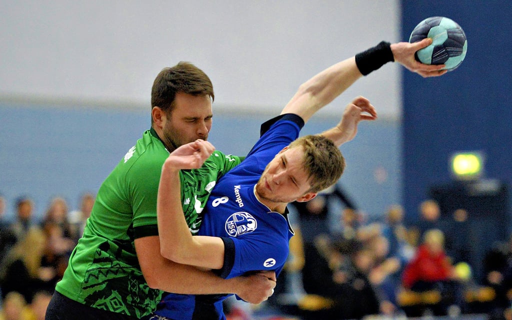 Morris Otto (am Ball) und die HSG-Männer verloren das Derby gegen den SV Oebisfelde II mit 23:27.