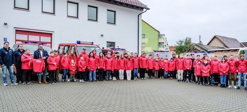 Die Mitglieder der Jugendfeuerwehren der Stadt vor der Abfahrt nach Berlin. Zuvor gab es noch eine Überraschung. Jeder Jugendliche bekam eine Regenjacke mit auf die Reise.